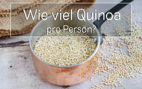 Ein Kupfertopf voller Quinoa, daneben verstreute Körner. Die Frage "Wie viel Quinoa pro Person?" steht im Bild.