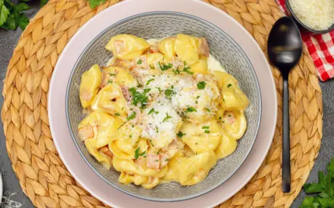 Schmackhafte Tortellini in cremiger Sauce, bestreut mit Parmesan und Petersilie. Perfekt, wenn man sich fragt, welche Sauce zu Tortellini passt.
