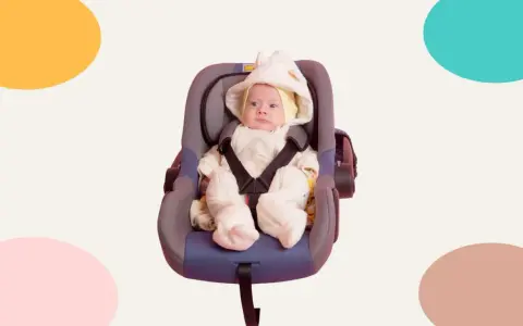 Bebé abrigado en un asiento de coche, un ejemplo de que es Maxi Cosi, listo para viajar.