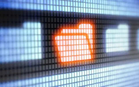 Leuchtendes Ordnersymbol auf einem Bildschirm, das die Arbeit mit java nio files symbolisiert.