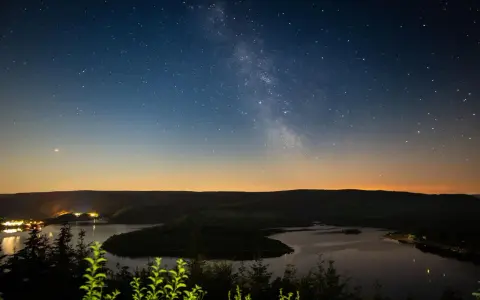 Sternenhimmel über einem See in NRW. Ein perfekter Ort zum Sterne gucken.