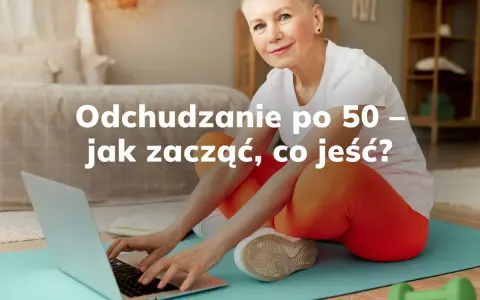 Kobieta po 50-tce ćwiczy w domu, szukając informacji na temat "jak schudnąć po 50 forum". Obok leżą hantle.