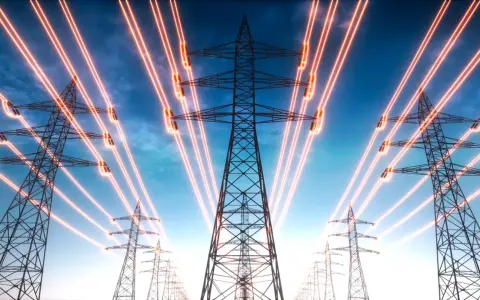 Strommasten mit leuchtenden Leitungen, die eine steigende strompreisentwicklung bis 2035 symbolisieren.