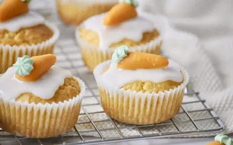 Leckere Karottenmuffins mit Zuckerguss und Marzipan-Karotten, perfekt für ein Osterfest. Dieses Karottenmuffins Rezept ist einfach und gelingt immer.