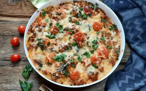 Tortellini z mięsem: Z czym jeść? Sosy, zapiekanki i triki na perfekcję