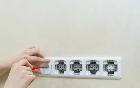 Ręce montują gniazdka elektryczne. Dowiedz się, jak podłączyć oświetlenie z gniazdka, wykonując te czynności.