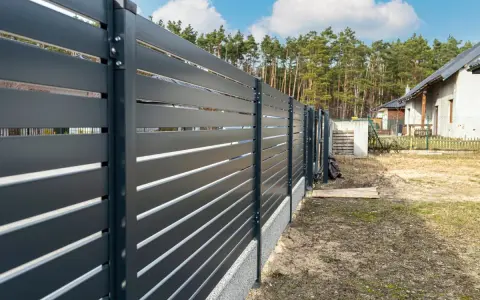Ile kosztuje ogrodzenie działki? Sprawdź, co wpłynie na cenę