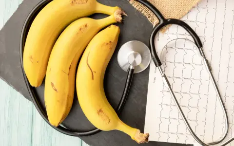Trzy banany i stetoskop na tle EKG. Czy zastanawiałeś się, ile białka ma banan?