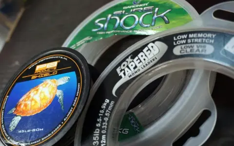 Jaka plecionka na karpia? Na zdjęciu szpule żyłek i przyponów: PB Products Shield z żółwiem, Fox Tapered Mono Leaders i Gardner Sure Shock.