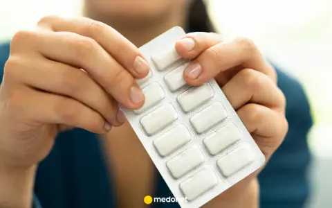 Dłonie trzymają opakowanie z tabletkami na rzucenie palenia. To pierwszy krok do wolności od nałogu.