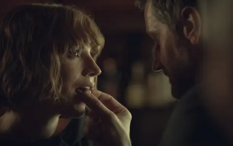 Intymna scena, mężczyzna karmi kobietę. Może to fragment jednego z tych **całe filmy erotyczne**, które oglądacie.