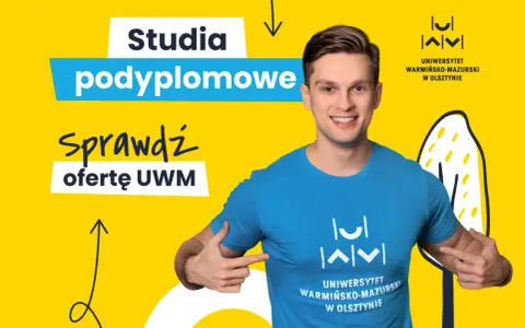Uśmiechnięty mężczyzna w koszulce UWM zachęca do sprawdzenia oferty studiów podyplomowych. Dowiedz się, studia podyplomowe co to i rozwijaj się!