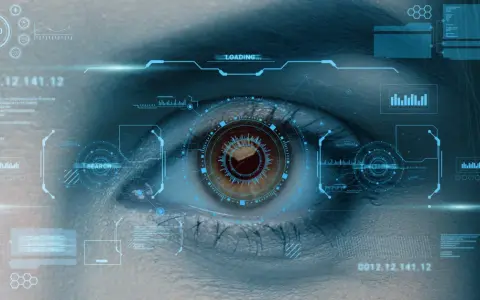 Oko z futurystycznym interfejsem, dane, wykresy i tekst "LOADING...". Idealne dla osób zainteresowanych cyberbezpieczeństwo studia warszawa.