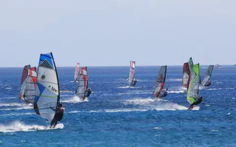 Windsurfing czy Kite: Dylemat na wodzie? Pomogę Ci wybrać!