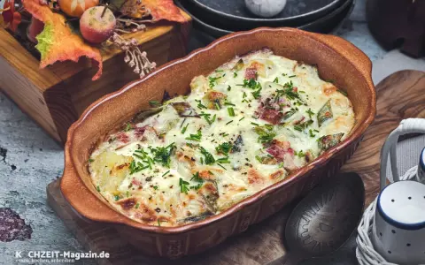 Herzhafter Kartoffel-Lauch-Auflauf mit Speck, überbacken mit Käse und garniert mit Schnittlauch. Ein Klassiker unter den Auflauf Rezepten.