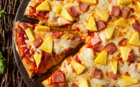 Pizza hawajska: Składniki, pochodzenie i przepis. Kochasz czy nienawidzisz?