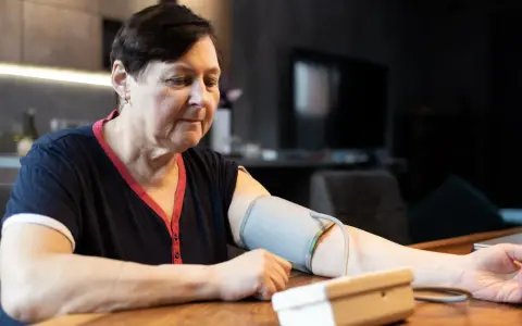 Kobieta mierzy ciśnienie. Zastanawia się, jakie ciśnienie jest niebezpieczne dla jej zdrowia.