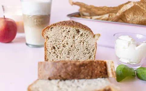 Frisches **Sandwichbrot** mit Butter, Milch und einem Apfel für ein leckeres Frühstück.