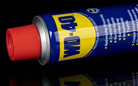 Puszka WD-40 z czerwoną nakrętką, gotowa do wszechstronnego zastosowania: odrdzewiania, smarowania i czyszczenia.