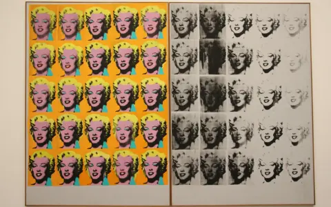 Ikony Marilyn Monroe w żywych kolorach i monochromatycznych wariacjach, klasyczny przykład sztuki nowych mediów.