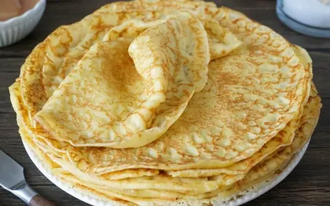 Stapel goldbrauner Pfannkuchen auf einem Teller. Perfekt zum Einfrieren für später.