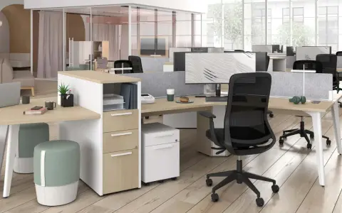 Aménagement moderne d'un bureau de demain : postes de travail lumineux, cloisons acoustiques, mobilier fonctionnel et sièges ergonomiques.
