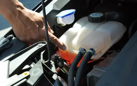 Die richtige Kühlflüssigkeit für die Klimaanlage im Auto wählen