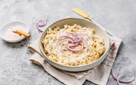 Pyszna pasta z tuńczyka i jajka, udekorowana krążkami czerwonej cebuli. Idealna na kanapki lub jako dodatek.