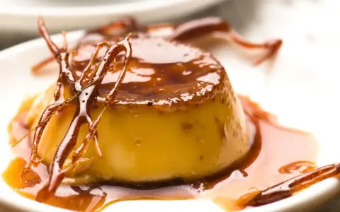 Delicioso flan de hielo con caramelo líquido y hebras crujientes de azúcar.