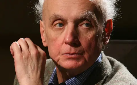 Portret starszego mężczyzny z siwymi włosami, twórcy muzyki do filmu Pan Tadeusz.
