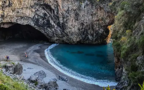Grotta Azzurra, un gioiello da scoprire in Calabria. Acque cristalline e rocce imponenti, un vero paradiso naturale.