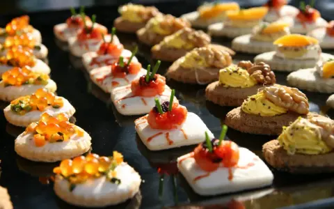 Varietà di finger food da fare in anticipo: tartine con salmone, gamberetti, uova di pesce e noci. Perfetti per ogni occasione.