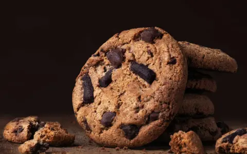 Knusprige american cookies mit Schokoladenstückchen, perfekt für ein gemütliches Nachmittagessen.