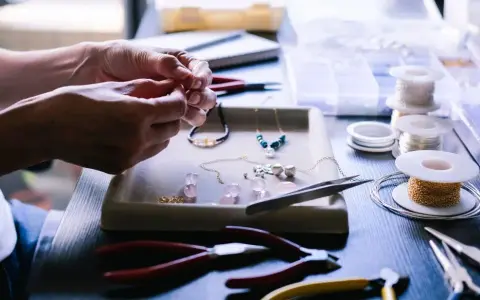 Jak zakończyć naszyjnik na żyłce, aby uniknąć uszkodzeń i wpadek