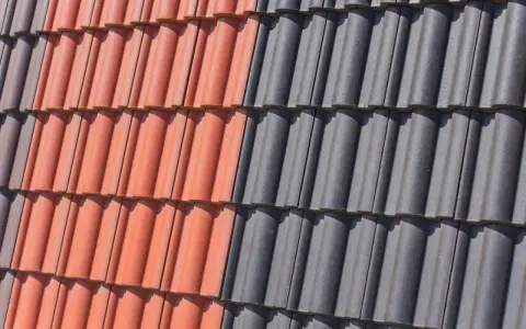 Dwa rodzaje dachówek: pomarańczowe i grafitowe, ułożone naprzemiennie, tworzą ciekawy wzór na dachu.