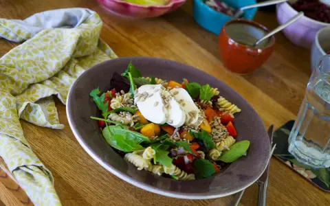 En härlig pastasallad vegetarisk med färska grönsaker, mozzarella och solrosfrön. Perfekt för en lätt lunch.