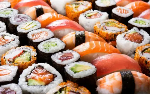 Mnóstwo pysznego sushi: nigiri z łososiem, tuńczykiem, krewetką i rolki z awokado, ogórkiem, krabem. Tak wygląda sushi, co to za uczta!