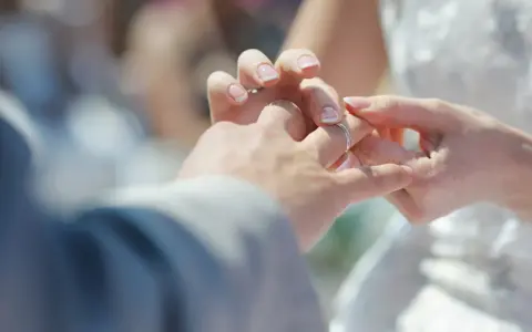 Dłoń pana wsuwa obrączkę na palec pani. To najpiękniejsze czytanie na ślub, symbol miłości i wierności.