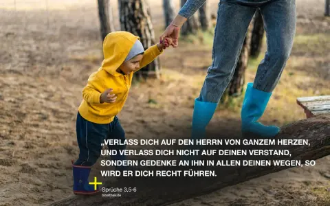 Ein Kind in gelber Kapuzenjacke und ein Erwachsener mit blauen Gummistiefeln gehen Hand in Hand. Ein Bild, das an Sprüche 3,5-6 erinnert: Vertraue dem Herrn.