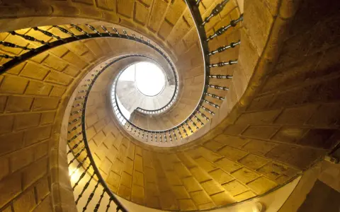 Kamienne schody spiralne, jak koincydencja przykład, wiodą ku światłu.
