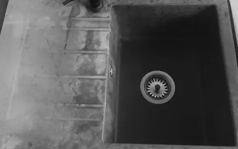 Zlew granitowy z ociekaczem i baterią. Dowiedz się, jak dbać o zlew granitowy, by służył latami.
