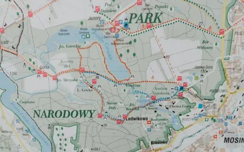 Mapa szlaków turystycznych w Wielkopolskim Parku Narodowym. Widoczne jeziora, lasy, punkty widokowe i miejsca postoju.