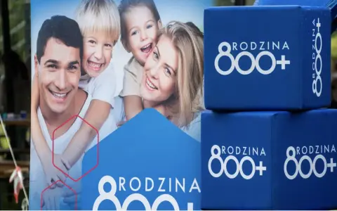Szczęśliwa rodzina na tle hasła "Rodzina 800+". Wniosek ZUS o świadczenie 800+ to szansa na wsparcie dla wielu rodzin.