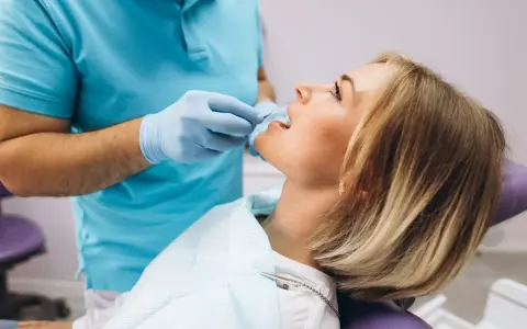 Ból zębów? Natychmiastowa ulga i kiedy pilnie do dentysty