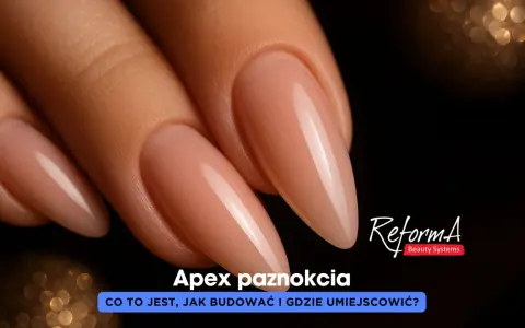 Dłonie z idealnie wykonanymi paznokciami w kształcie migdała. Widoczny jest perfekcyjny apex paznokcia, podkreślający jego kształt.