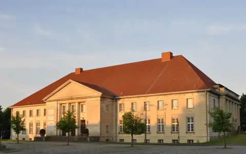 Die Orangerie Ludwigslust, ein Kulturhaus, erstrahlt im warmen Abendlicht.