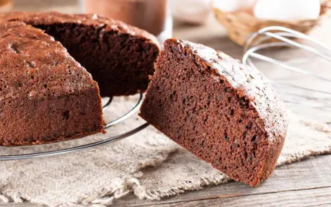 Una fetta di soffice torta alla Nutella, appena sfornata, su una griglia di raffreddamento.