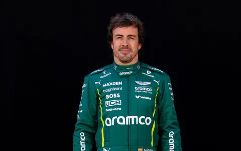 Fernando Alonso, piloto español de Aston Martin, luce su mono de competición.