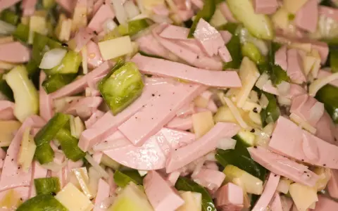 Leckerer Wurstsalat, perfekt für ein schnelles wurstsalat rezept. Mit Wurst, Käse, Paprika und Zwiebeln.