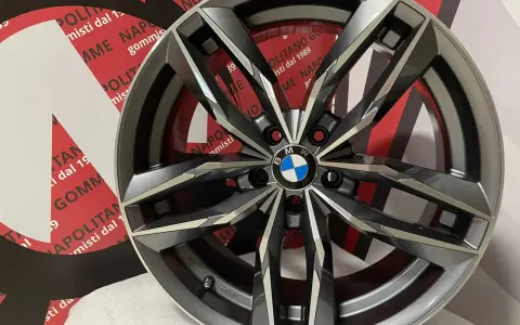 Cerchi in lega 17 BMW con design a turbina, grigio antracite e inserti diamantati. Perfetti per dare un tocco sportivo alla tua auto.